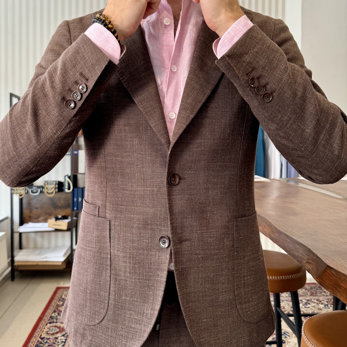 Fotky košilí na míru se štítkem Bespoken