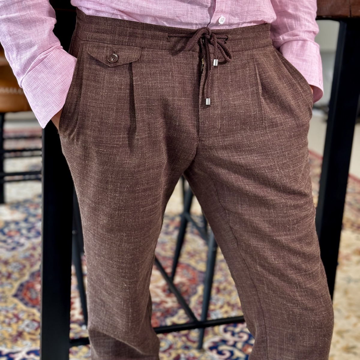 Fotky košilí na míru se štítkem Bespoken