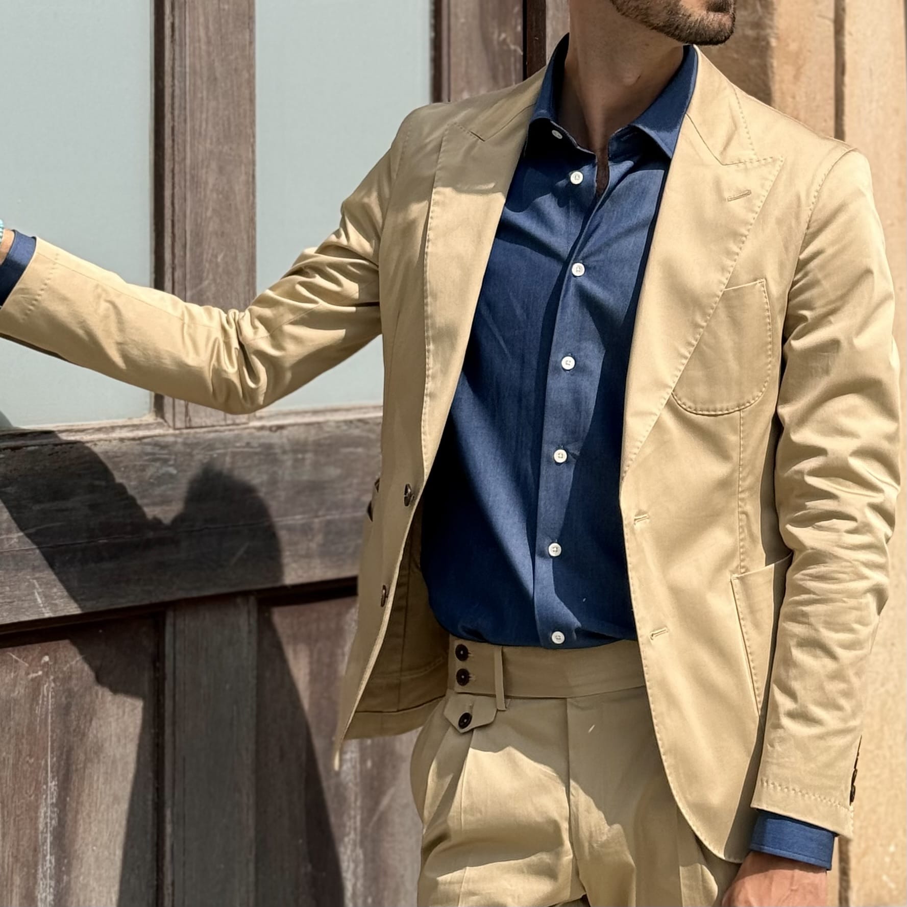 Fotky košilí na míru se štítkem Bespoken