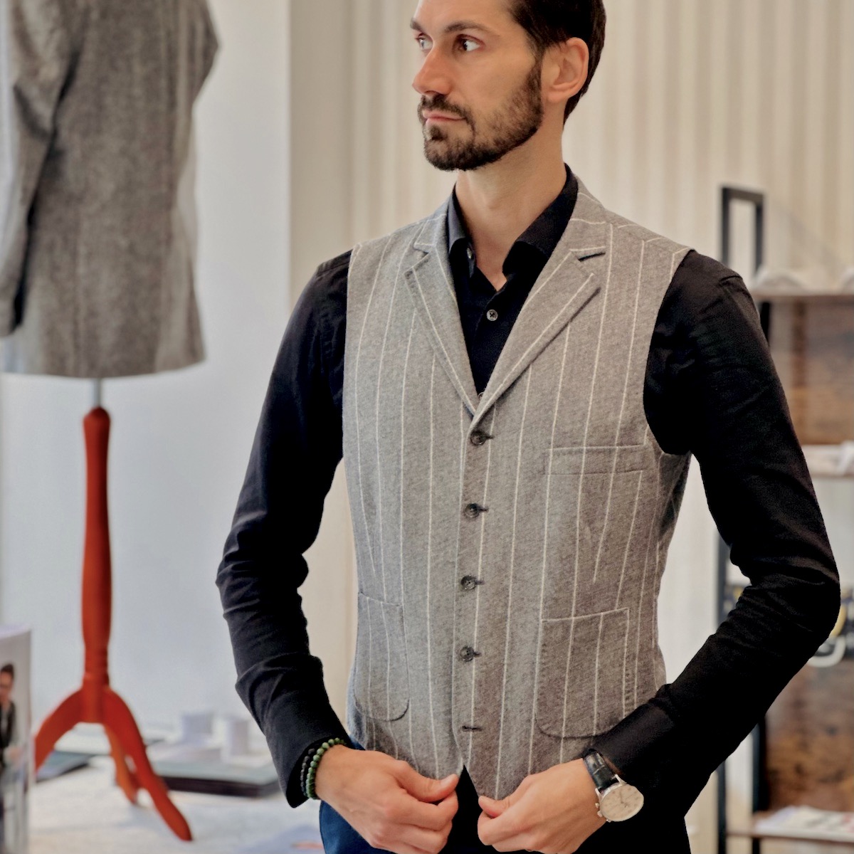 Fotky košilí na míru se štítkem Bespoken